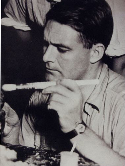 Ernst Schäfer beim Vogelbälger präparieren, um 1940